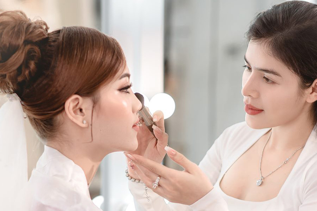 Lớp trang điểm hoàn hảo giúp cô dâu tự tin tỏa sáng