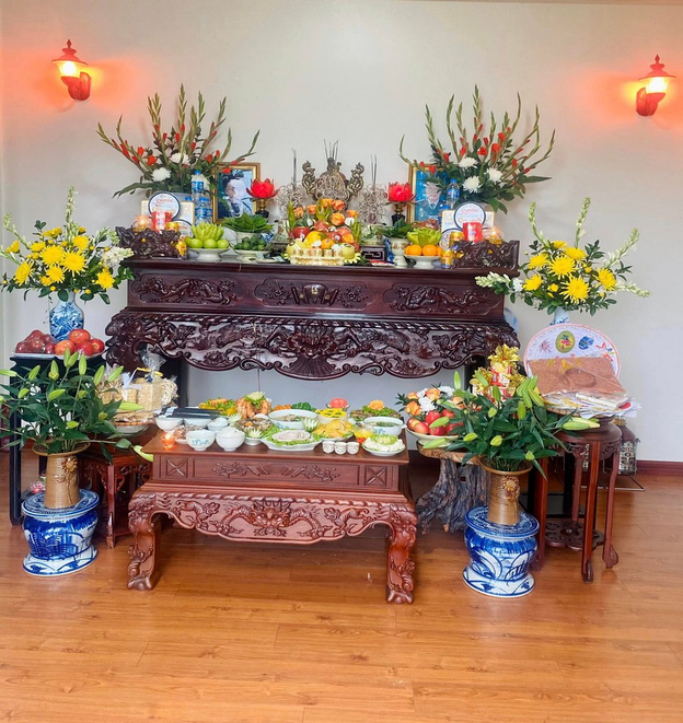 Bàn thờ gia tiên cần được lau dọn sạch sẽ và bày biện trang nghiêm để làm lễ