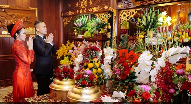 Bàn thờ gia tiên trang nghiêm chứng giám cho hạnh phúc lứa đôi