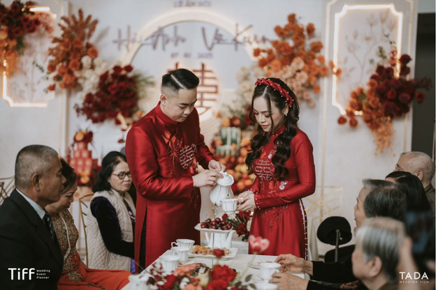 Bàn tiệc trà tươm tất là lời chào nồng hậu của gia chủ.