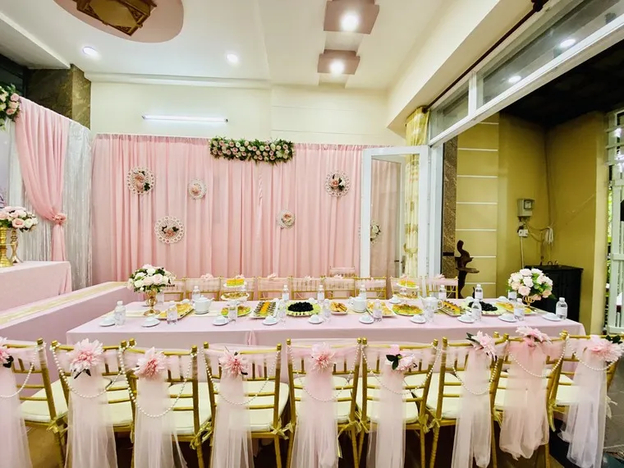 Bàn tiếp khách cần được bày biện hạt dưa, bánh kẹo và nước trà tươm tất