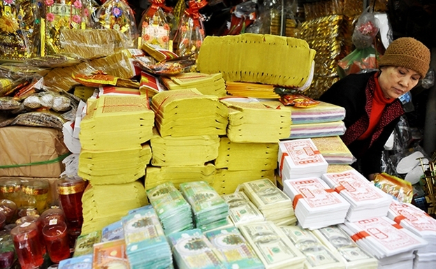 Chuẩn bị vàng mã đầy đủ để gửi xuống cõi âm cho người thân