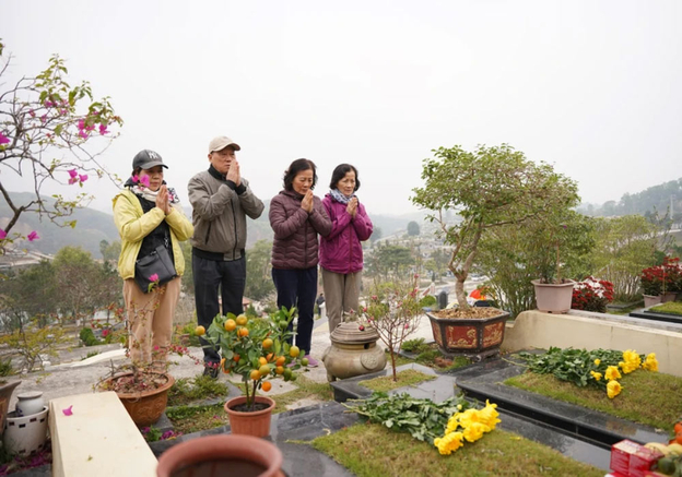 Con cháu ra mộ thắp hương mời người đã khuất về nhà ăn giỗ