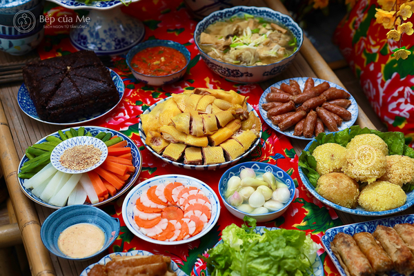 Mâm cỗ mặn đầy đủ hương vị thể hiện sự no ấm, sung túc của gia chủ trong một năm qua.