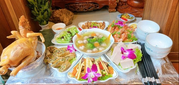 Mâm cơm cúng giỗ đầu cần được chuẩn bị tươm tất với các món ăn truyền thống