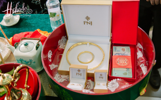 Món quà trang sức mẹ chồng trao tay như của hồi môn quý giá dành cho con dâu.