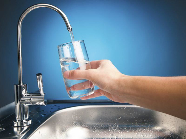 Một cốc nước nhỏ là trợ thủ đắc lực giúp bạn duy trì phong độ giọng nói ổn định.