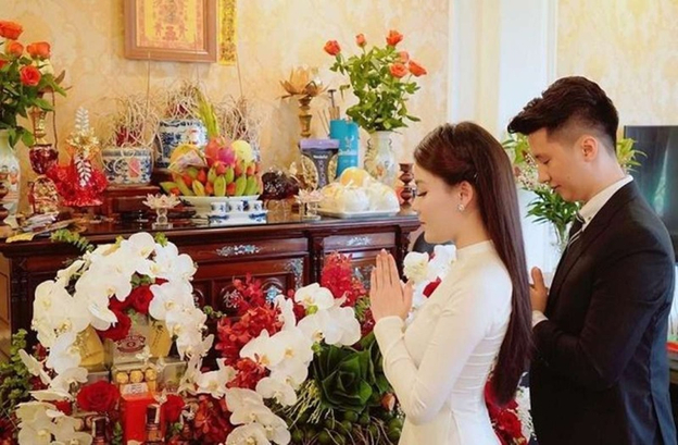 Nghi thức thắp hương gia tiên là thời khắc quan trọng của buổi lễ