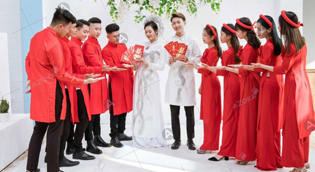 Đội hình bê tráp nữ xinh xắn giúp nghi thức trao quả thêm phần long trọng
