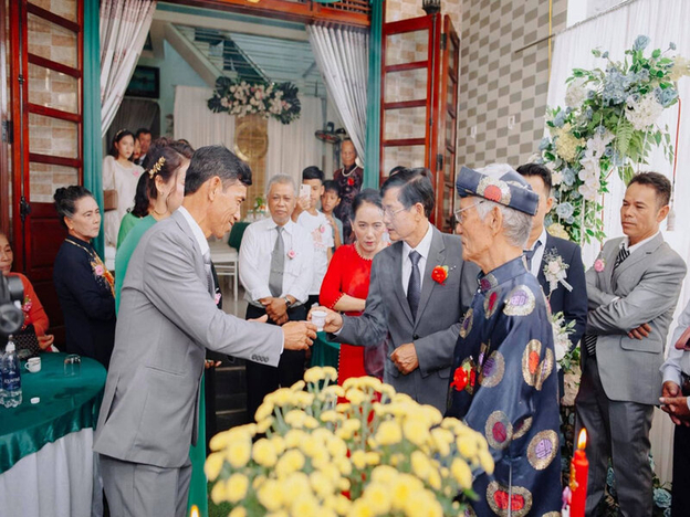 Sự tiếp đón tận tình ngay từ cổng giúp nhà trai cảm thấy ấm lòng