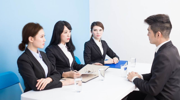 Trang phục chuyên nghiệp không chỉ để người khác nhìn, mà còn giúp bạn xây dựng tâm thế tự tin.
