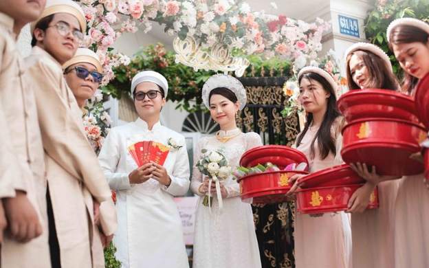 Trang phục đồng bộ giúp đội hình đưa dâu thêm phần trang trọng