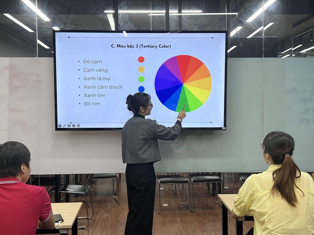 Học viên tham gia buổi học về màu sắc và thiết kế, minh họa quá trình xây dựng nền tảng thẩm mỹ và kỹ năng chuyên môn.